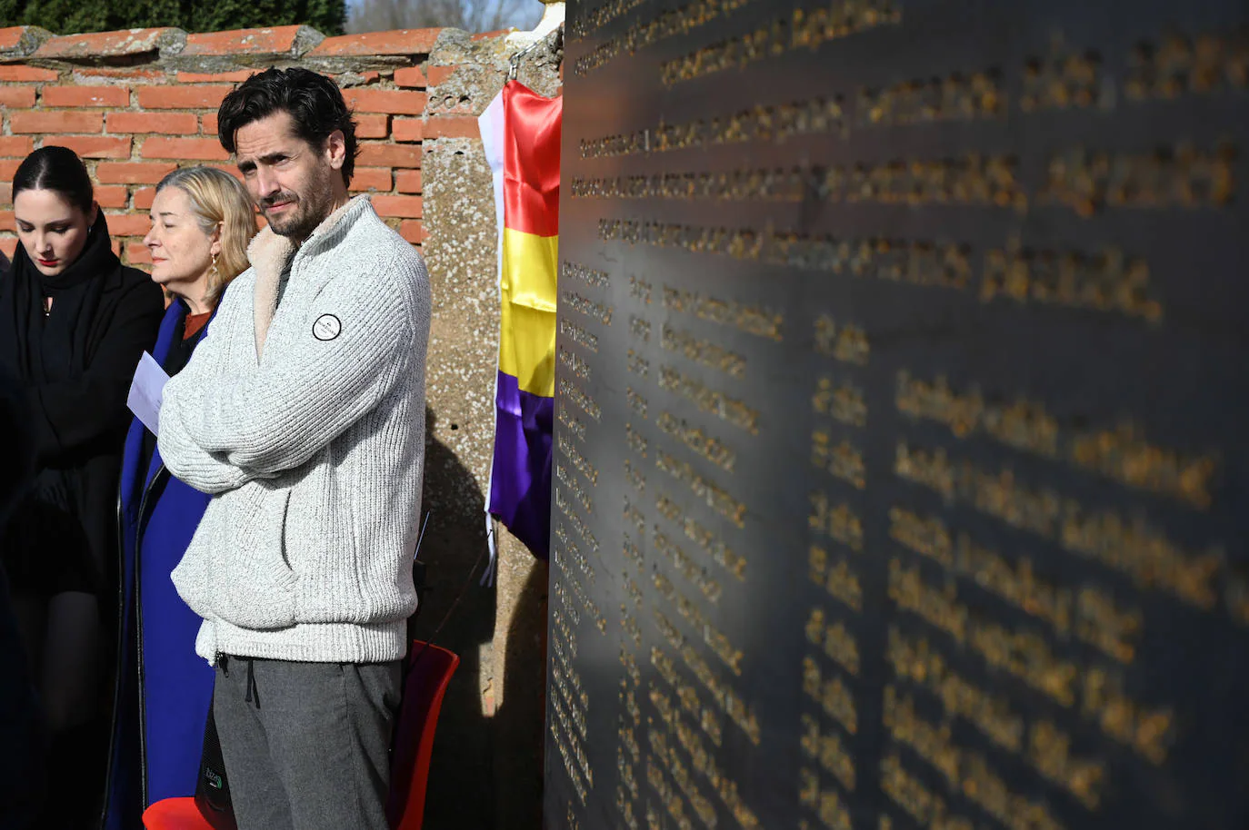 Fotos: Colocación de una placa en recuerdo de las víctimas del franquismo