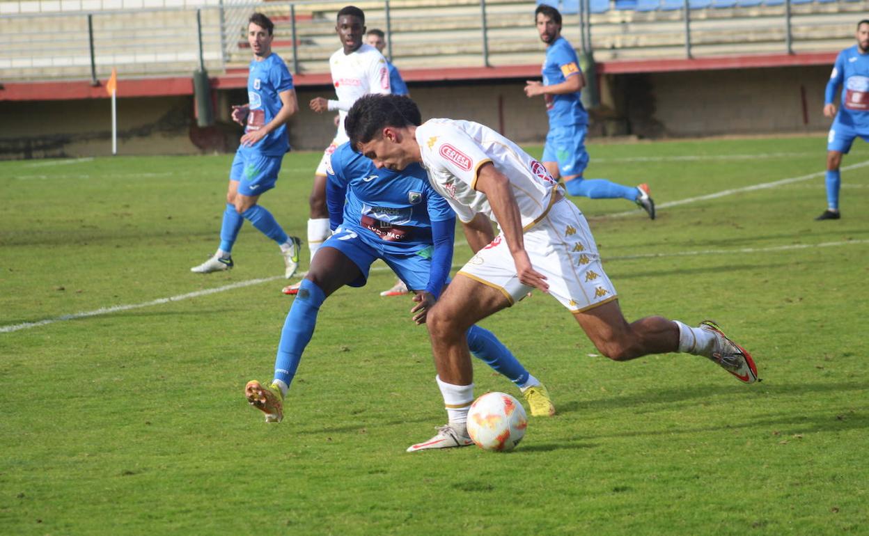 Partido entre el Júpiter y el Almazan en la jornadaa 11 de Tercera RFEF. 