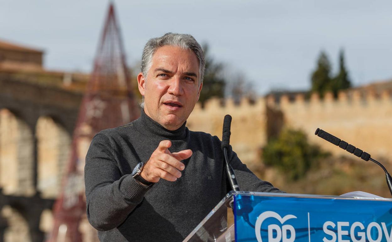 El coordinador general del PP, Elías Bendodo, visita la capital segoviana para mantener un encuentro con miembros del partido en esta provincia. Asiste también el secretario general del PPCyL, Francisco Vázquez.