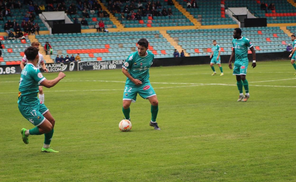 Un momento del encuentro en el Helmántico entre el Salamanca CF UDS y el Atlético Astorga.