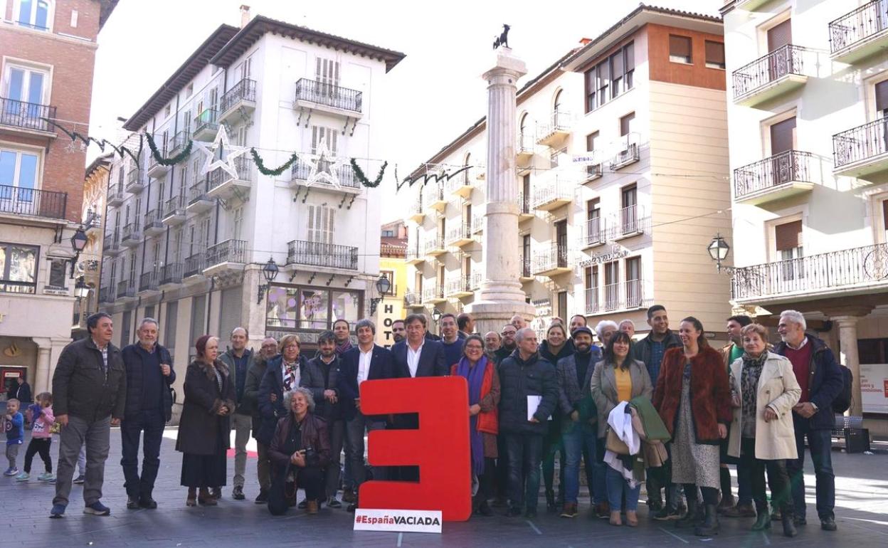 Fotografía de los miembros de Federación de partidos de la España Vaciada este domingo en Teruel.