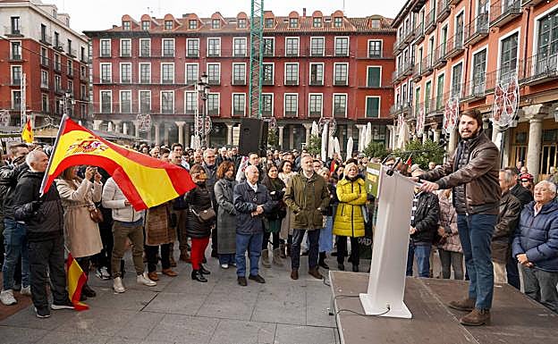 Concentración de Vox para exigir la dimisión del Gobierno de España y la convocatoria de elecciones. Asiste el vicepresidente de la Junta, Juan García-Gallardo. 