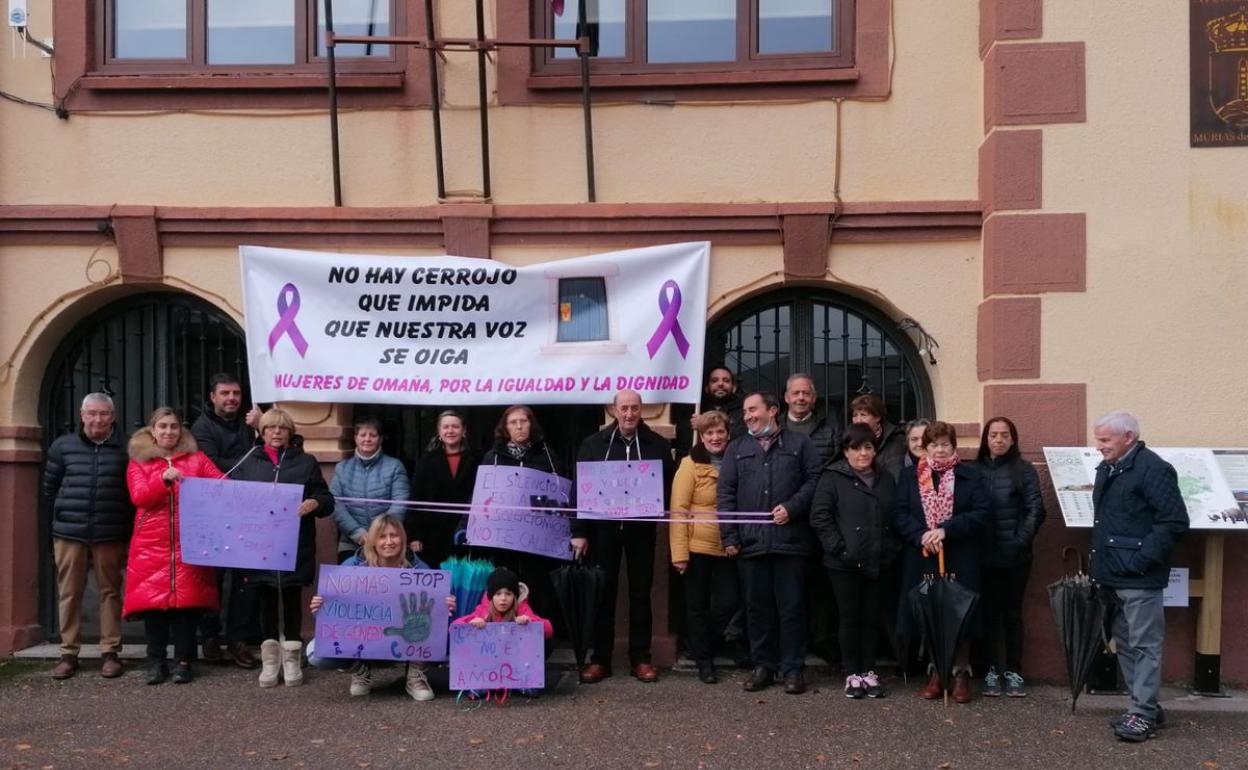 Vecinos de Murias de Paredes este domingo en la concentración en contra de la violencia de género.