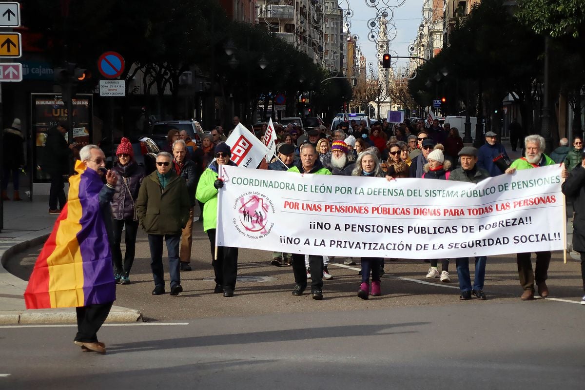 Manifestación de UGT y CCOO para solicitar más democracia en las instituciones ante las políticas de Vox.