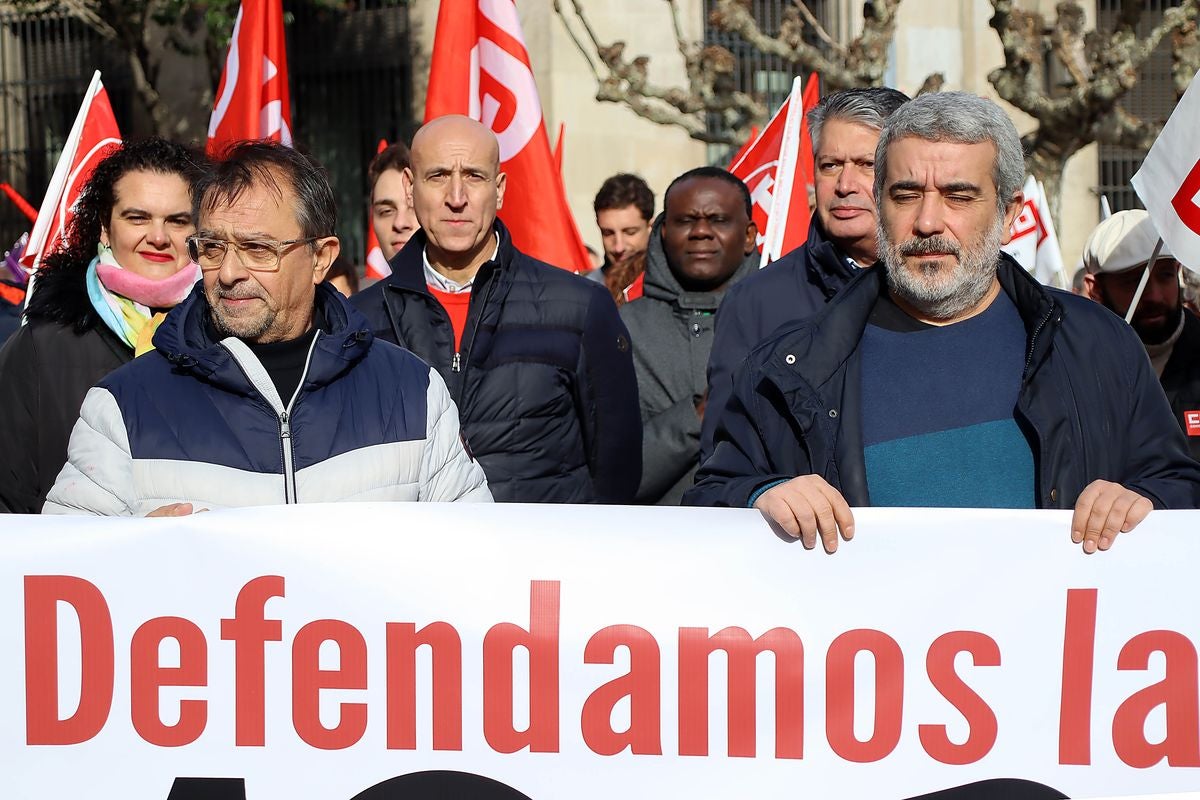 Manifestación de UGT y CCOO para solicitar más democracia en las instituciones ante las políticas de Vox.