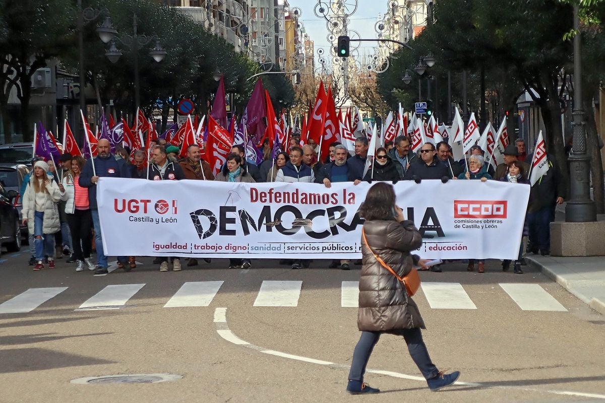 Manifestación de UGT y CCOO para solicitar más democracia en las instituciones ante las políticas de Vox.