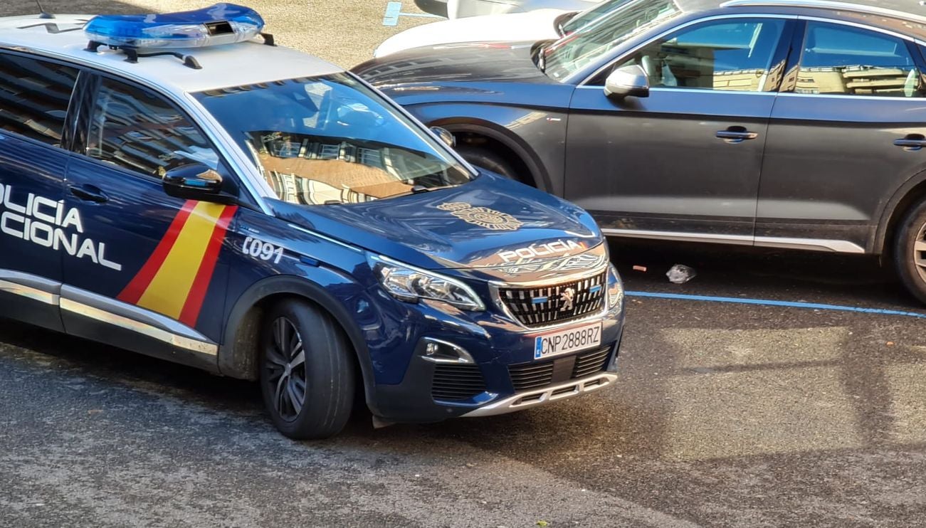 'Cazado' en plena calle tras robar en diferentes establecimientos de la capital. Efectivos de la Policía Nacional de León detienen en la calle República Argentina a un hombre acusado de diferentes robos. 