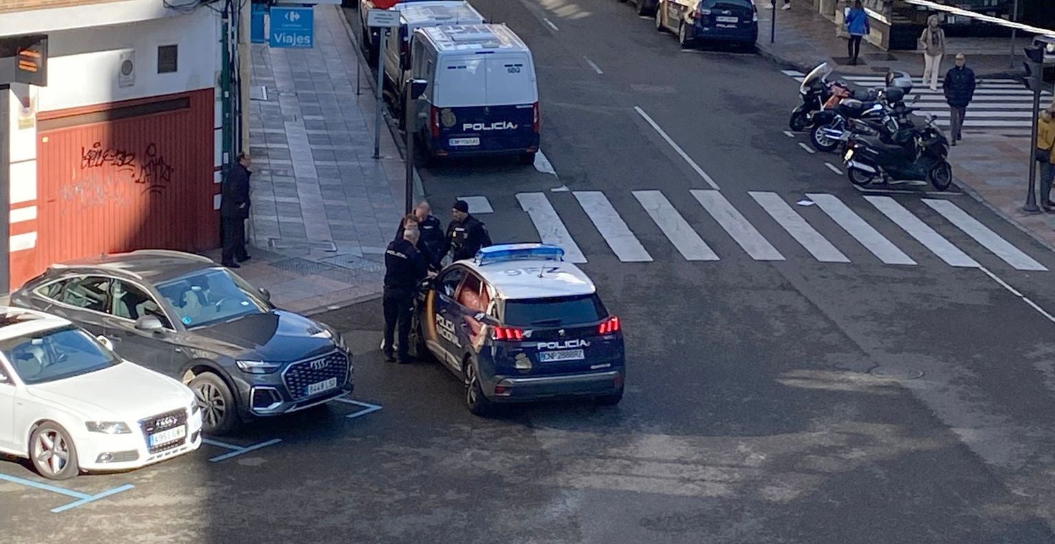 'Cazado' en plena calle tras robar en diferentes establecimientos de la capital. Efectivos de la Policía Nacional de León detienen en la calle República Argentina a un hombre acusado de diferentes robos. 