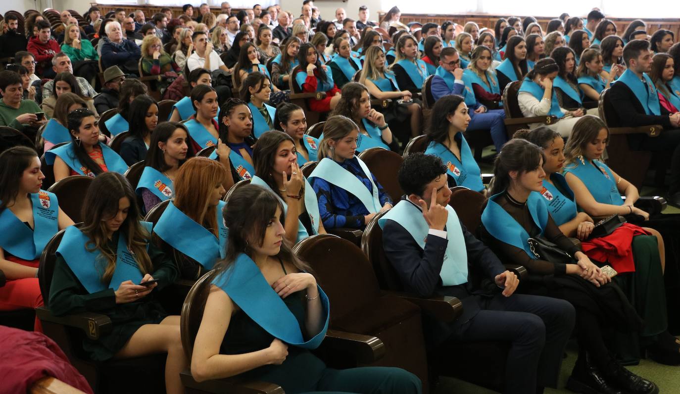 La Facultad de Educación celebró el pasado viernes la graduación de 432 estudiantes.