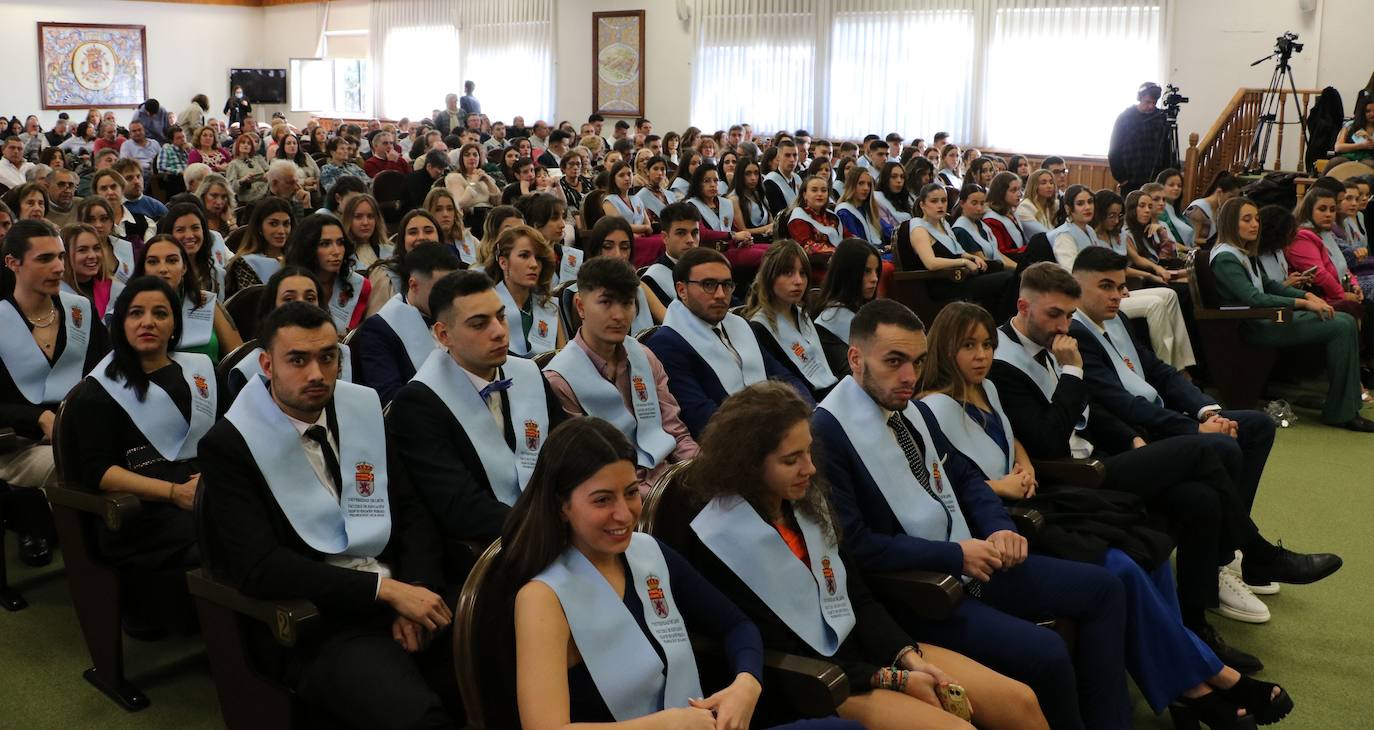 La Facultad de Educación celebró el pasado viernes la graduación de 432 estudiantes.