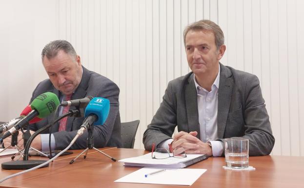 Eduardo Morán y Santiago Dorado, durante la presentación de los presupuestos este lunes. 