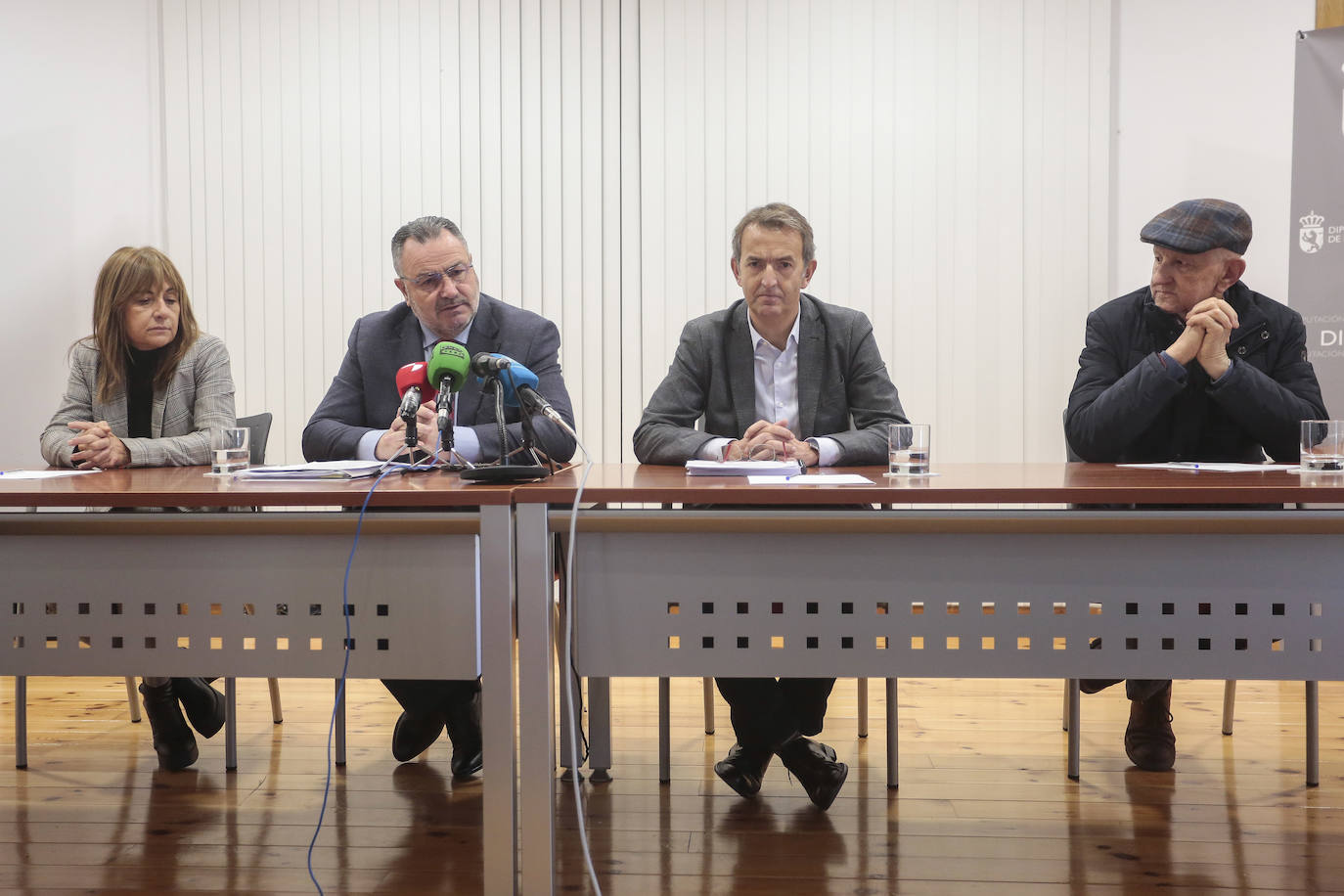 El presidente de la Diputación de León, Eduardo Morán, y el diputado de Hacienda, Santiago Dorado, presentan el presupuesto de la institución para 2023 en Canales-La Magdalena.