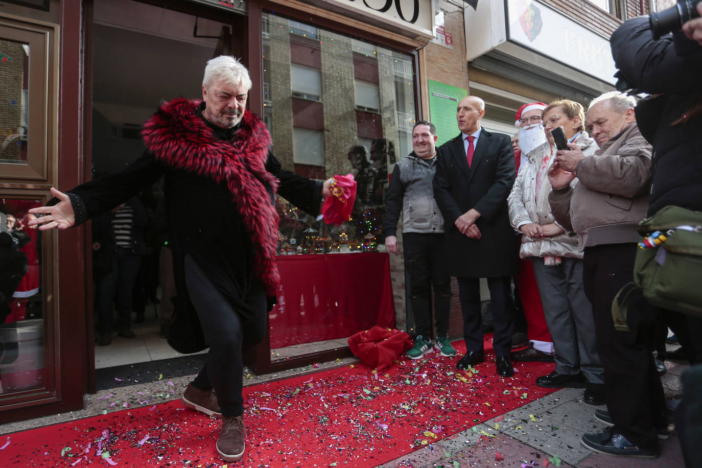 El alcalde de León, José Antonio Diez, el bailaor Antonio Canales y el humorista Ángel Manuel de Vega asisten al encendido navideño del local Azaila 1930.