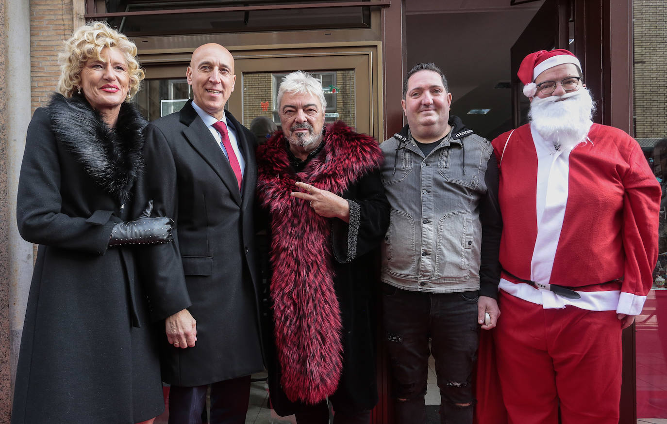 El alcalde de León, José Antonio Diez, el bailaor Antonio Canales y el humorista Ángel Manuel de Vega asisten al encendido navideño del local Azaila 1930.