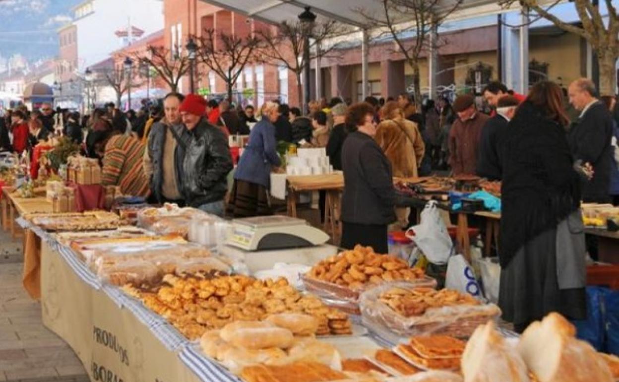 El mercado tradicional que se celebraba el primer fin de semana de diciembre suponía «la puesta en valor» de la artesanía y los oficios del municipio 