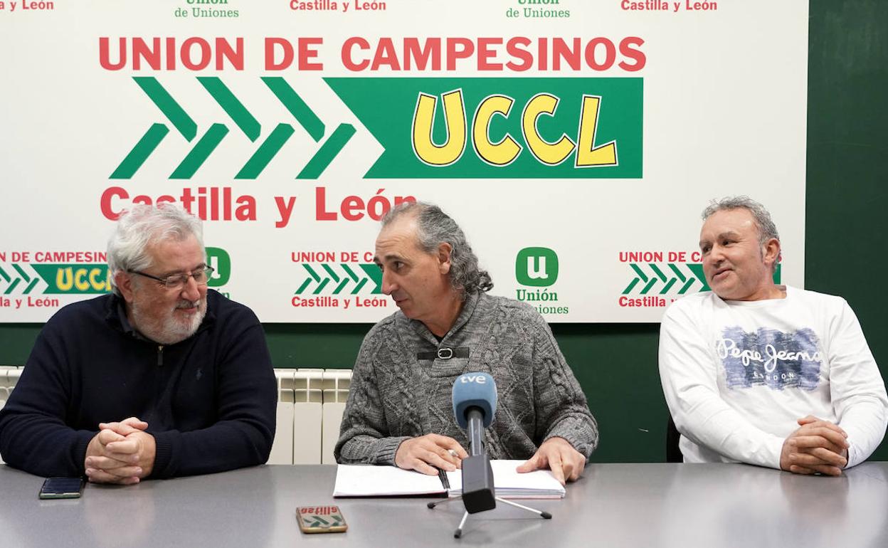 El coordinador regional de UCCL, Jesús Manuel González Palacín, informa sobre la problemática del sector del ovino en Castilla y León y la situación de las importaciones de lechazos