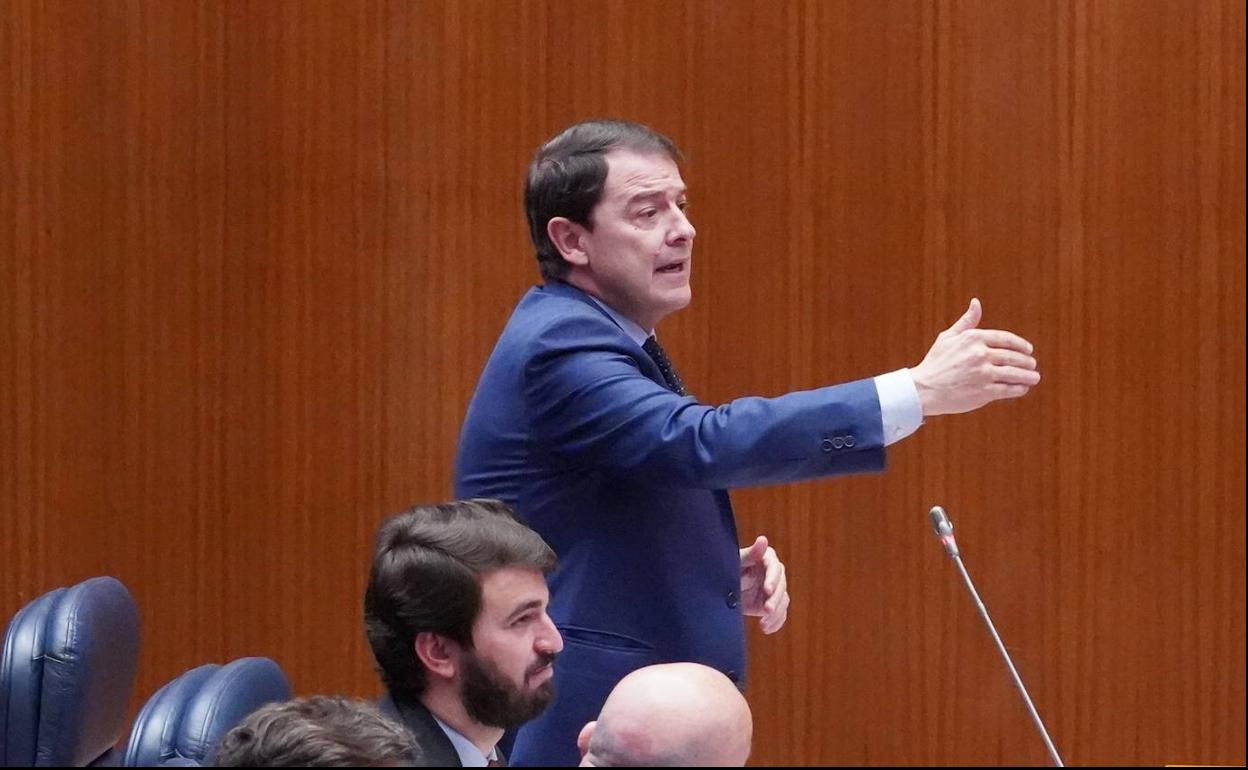 Alfonso Fernández Mañueco, durante el pleno de las Cortes, felicita aSara García y Pablo Álvarez, los flamantes astronautas leoneses formados en la ULE.