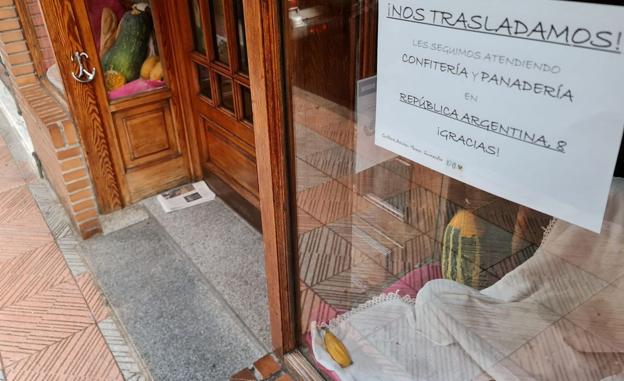 Un cartel anuncia el traslado de La Masera en su vieja ubicación de García I. 