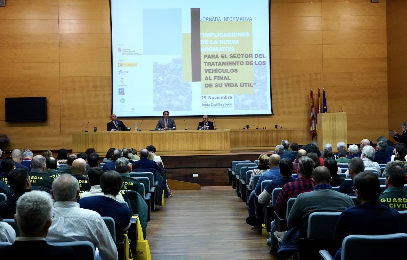 El consejero de Medio Ambiente, Vivienda y Ordenación del Territorio, Juan Carlos Suárez-Quiñones, inaugura la jornada informativa ''Implicaciones de la nueva ley de residuos al sector de tratamiento de vehículos al final de su vida útil''.