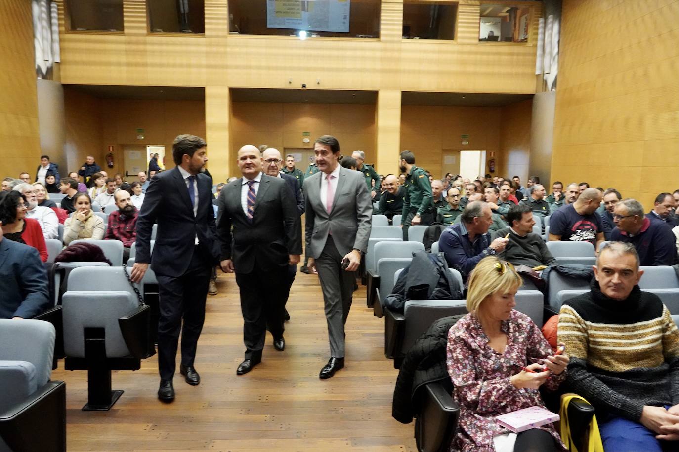 El consejero de Medio Ambiente, Vivienda y Ordenación del Territorio, Juan Carlos Suárez-Quiñones, inaugura la jornada informativa ''Implicaciones de la nueva ley de residuos al sector de tratamiento de vehículos al final de su vida útil''.