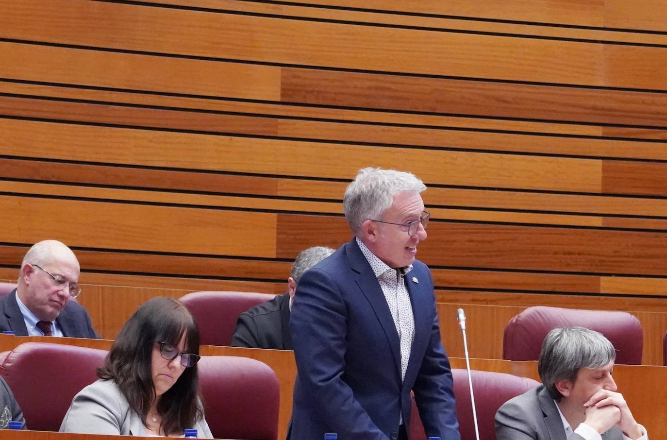 El presidente de la Junta de Castilla y León, Alfonso Fernández Mañueco, y el vicepresidente, Juan García-Gallardo, en el Pleno de las Cortes.