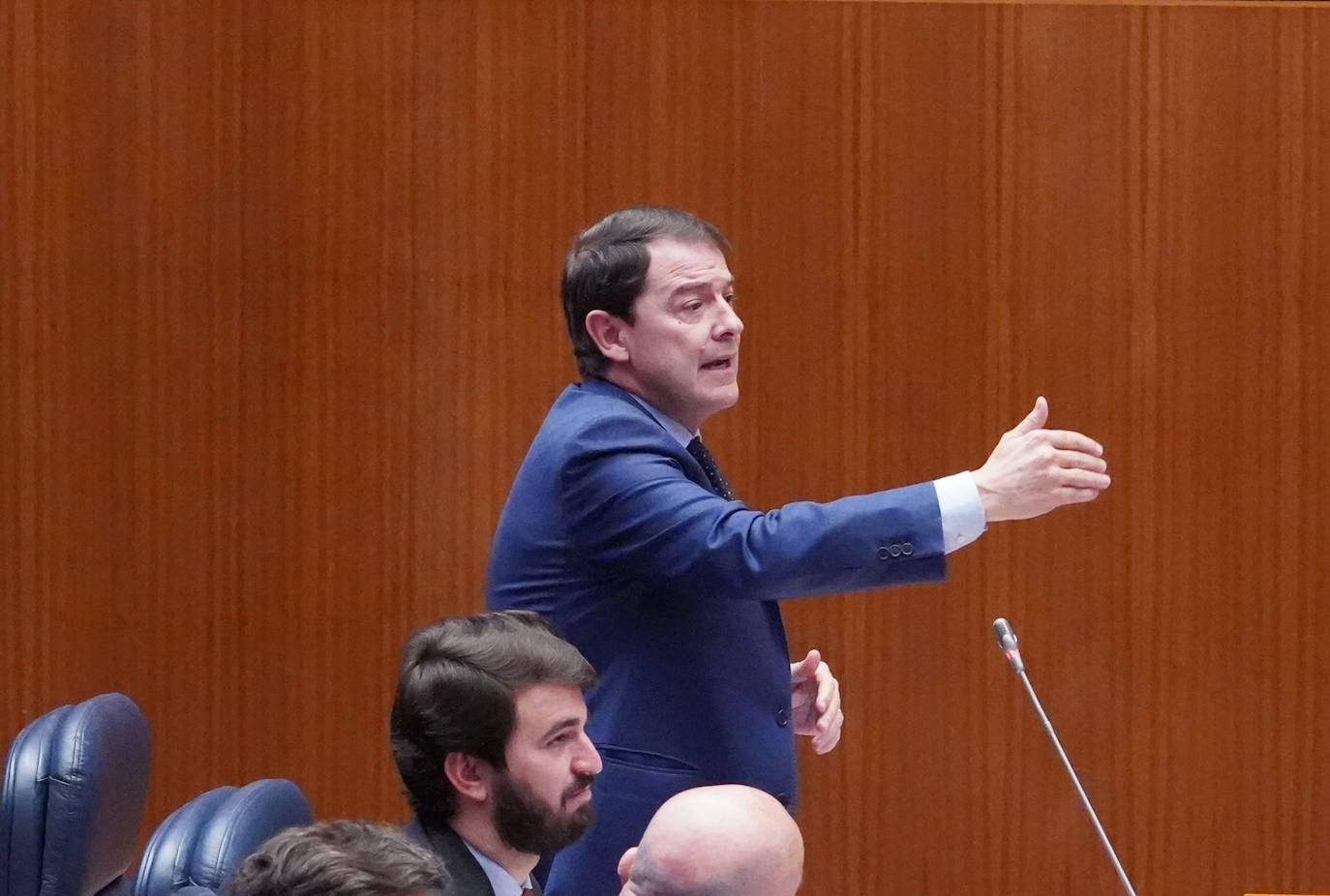 El presidente de la Junta de Castilla y León, Alfonso Fernández Mañueco, y el vicepresidente, Juan García-Gallardo, en el Pleno de las Cortes.