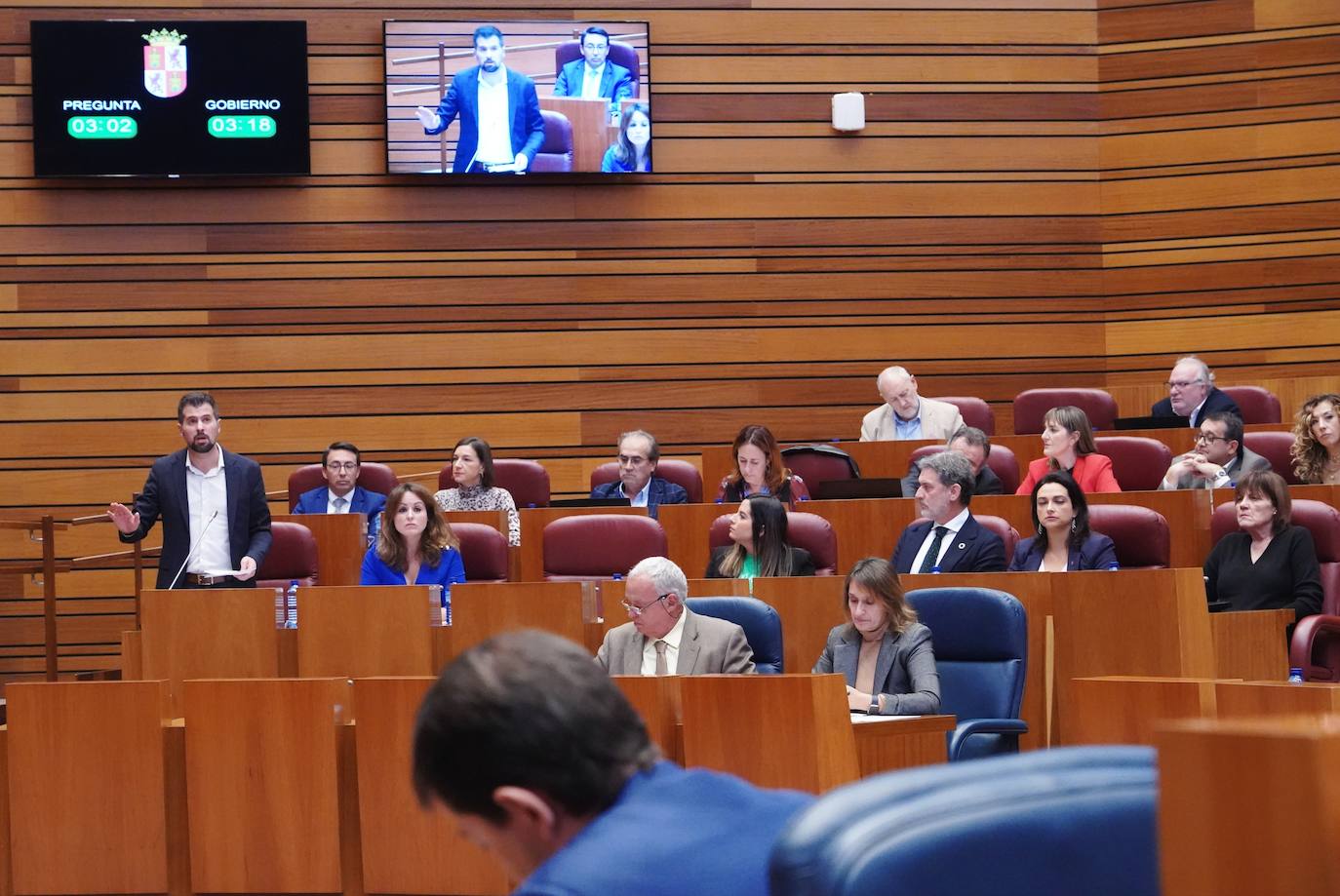 El presidente de la Junta de Castilla y León, Alfonso Fernández Mañueco, y el vicepresidente, Juan García-Gallardo, en el Pleno de las Cortes.