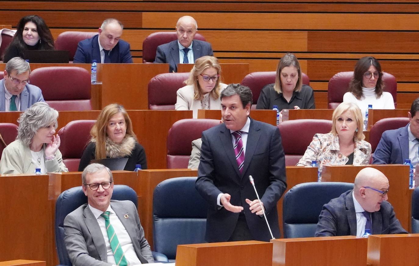 El presidente de la Junta de Castilla y León, Alfonso Fernández Mañueco, y el vicepresidente, Juan García-Gallardo, en el Pleno de las Cortes.