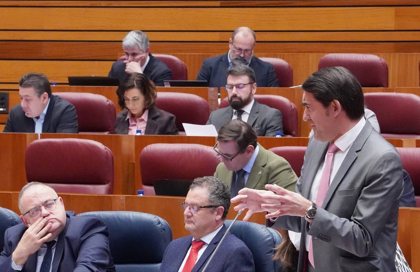 El presidente de la Junta de Castilla y León, Alfonso Fernández Mañueco, y el vicepresidente, Juan García-Gallardo, en el Pleno de las Cortes.