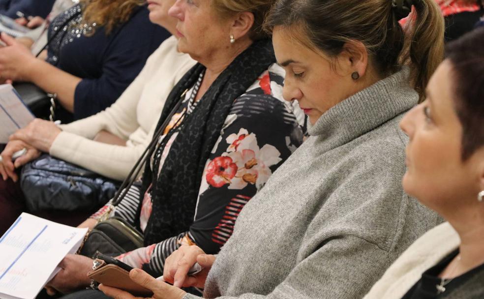 Vecinos de Carrizo durante el taller de digitalziación impartido por un voluntario de Ineco.