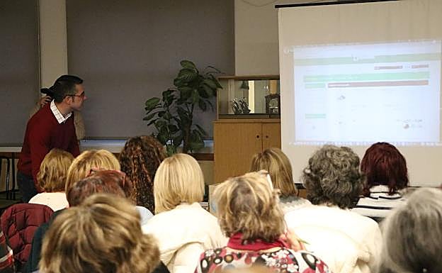 Galería. Imanol García, voluntario de Ineco, durante un taller en Carrizo.