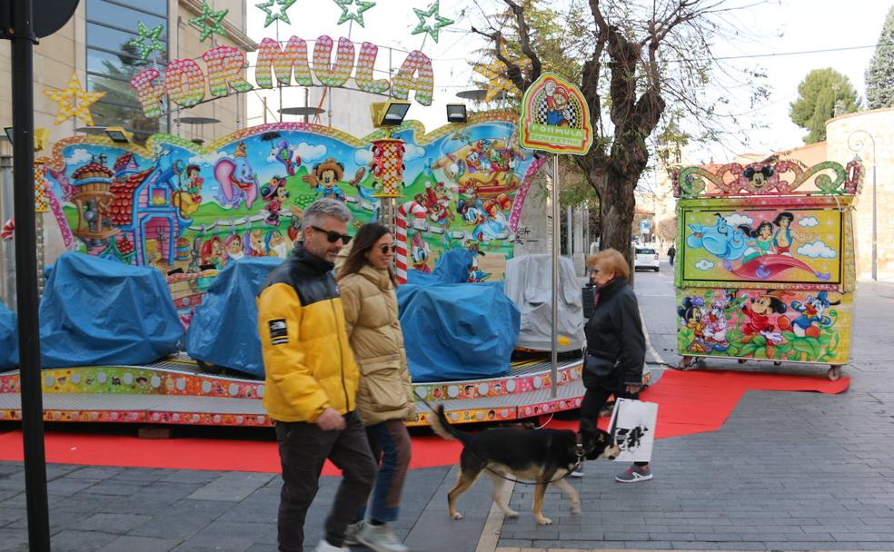 La parte trasera de la Diputación y Botines alberga algunas de las atracciones.