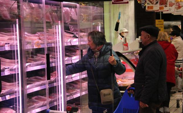 La inflación obliga a los leoneses a adelantar sus compras y modifica su menu diario: más legumbres y pasta y menos pescado. 