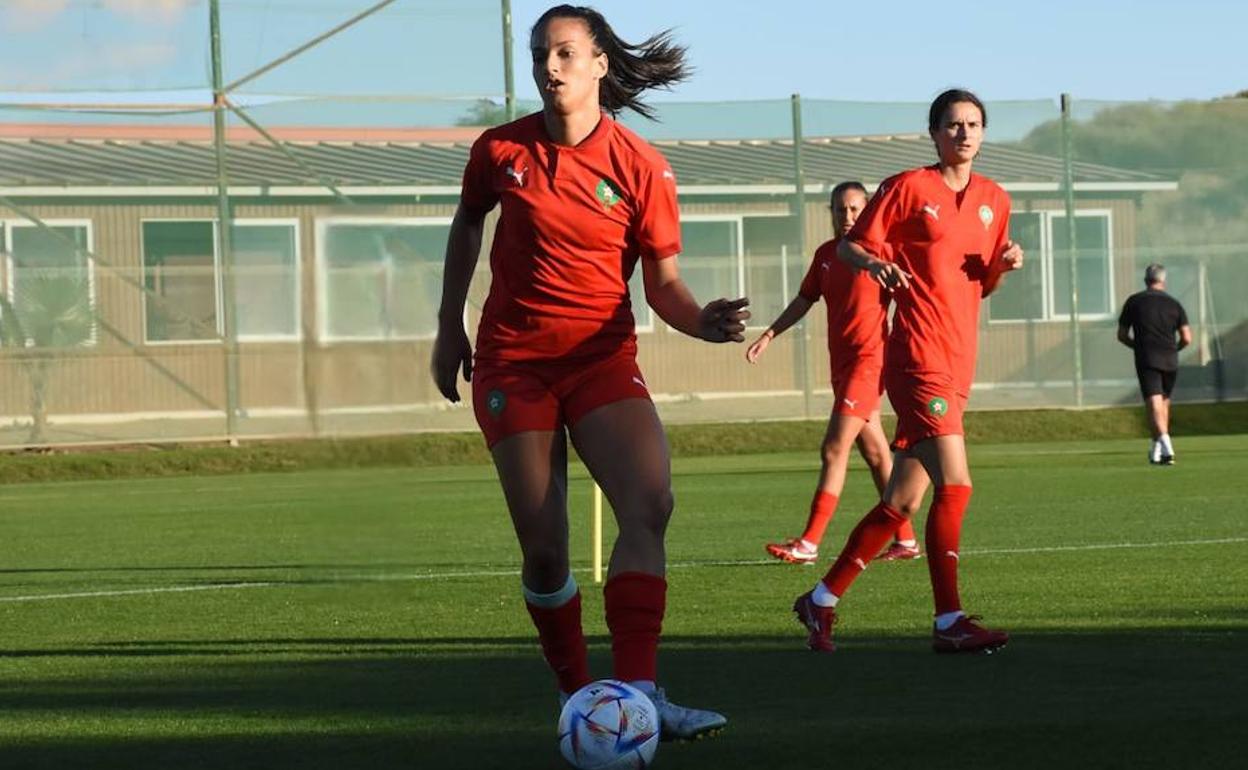 Maryame Atiq, jugadora del Unión Viera y natural de Veguellina de Órbigo, ha debutado con la selección absoluta de Marruecos. 