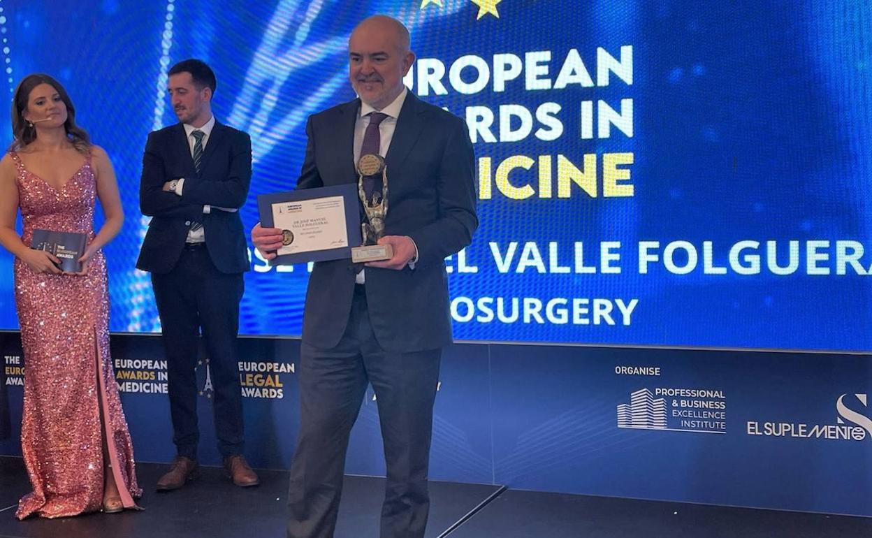 El doctor berciano José Manuel Valle Folgueral recoge en París un premio de medicina.