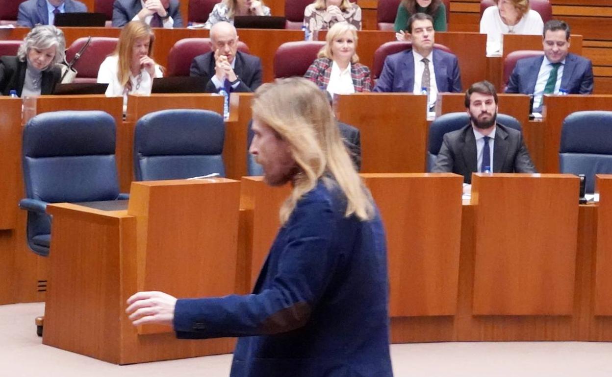 Pablo Fernández abandona el estrado tras la decisión de Pollán de retirarle el turno de palabra.