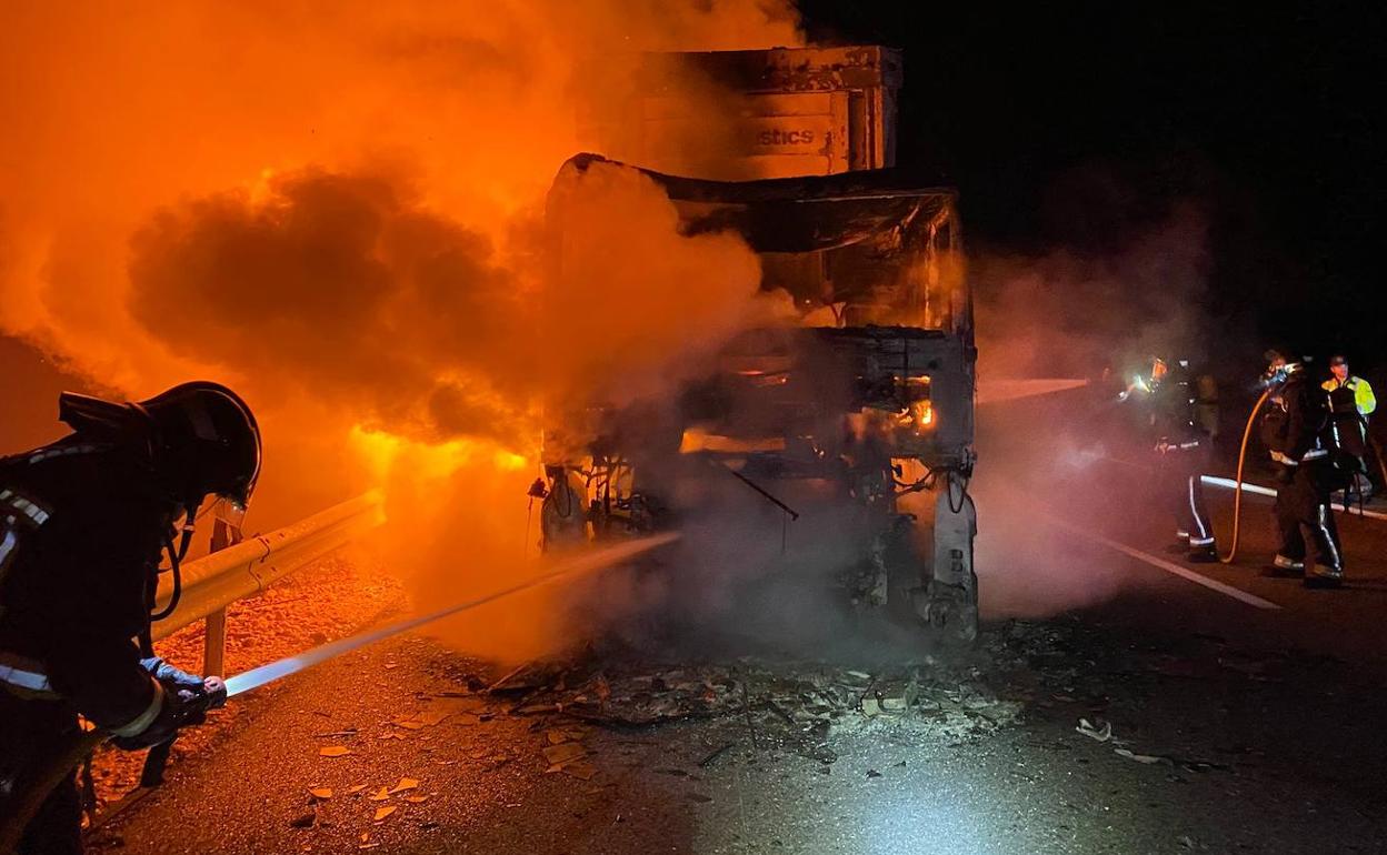 Bomberos del Ayuntamiento de León trabajan en la extición de un camión en la A-6, tras un incendio en este mes de noviembre. 
