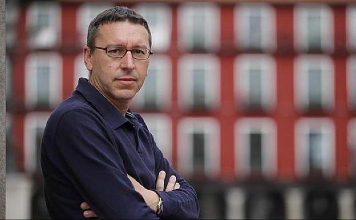 El escritor Pablo Andrés Escapa presenta este viernes en Ponferrada su nuevo libro.