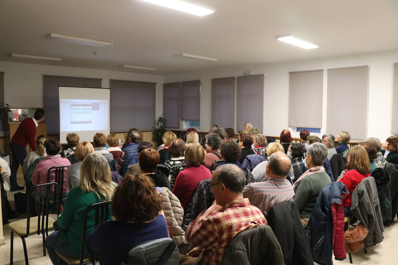 Voluntarios de Ineco se adhieren al programa RuralTIC en el que desarrollan su trabajo desde pueblos de la España Vaciada y dedican el 20% de su jornada a impartir talleres formativos y asesoramiento para frenar la brecha digital | Imanol García vive durante 15 días en Carrizo y ayuda a los vecinos a hacer un uso responsable y seguro de Internet.