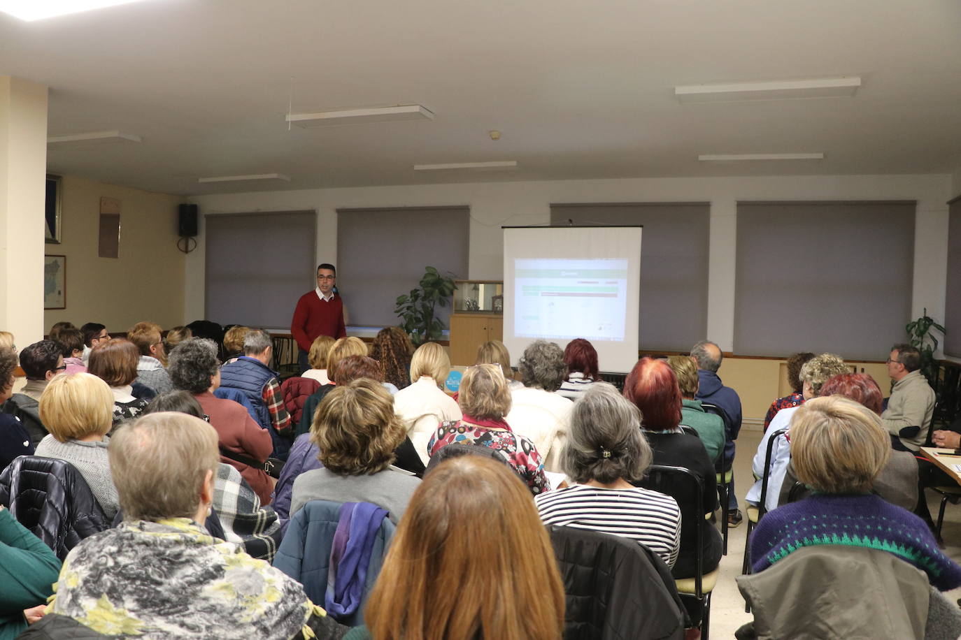 Voluntarios de Ineco se adhieren al programa RuralTIC en el que desarrollan su trabajo desde pueblos de la España Vaciada y dedican el 20% de su jornada a impartir talleres formativos y asesoramiento para frenar la brecha digital | Imanol García vive durante 15 días en Carrizo y ayuda a los vecinos a hacer un uso responsable y seguro de Internet.