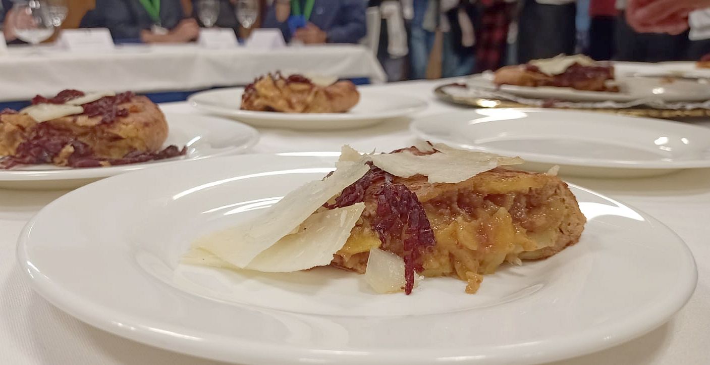 León hace pleno en el Concurso DO Baena de Tortilla Española | La tortilla estuvo compuesta, además de caso huevos, patata y aceite de oliva virgen extra DO Baena, por otros opcionales entre los que se encontraban, la crema de cecina de vaca, virutas de cecina de Buey y queso de leche fresca de oveja Pata de Mulo de León.