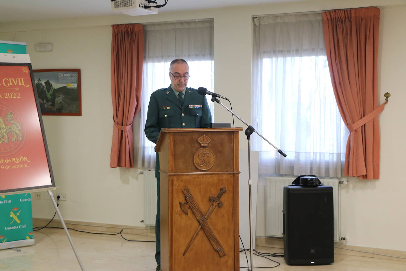 Acto de entrega por parte de la Guardia Civil de un donativo a la ONG ACCEM León con la cantidad recaudada con motivo de los actos de la Semana de la Guardia Civil celebrada en octubre.