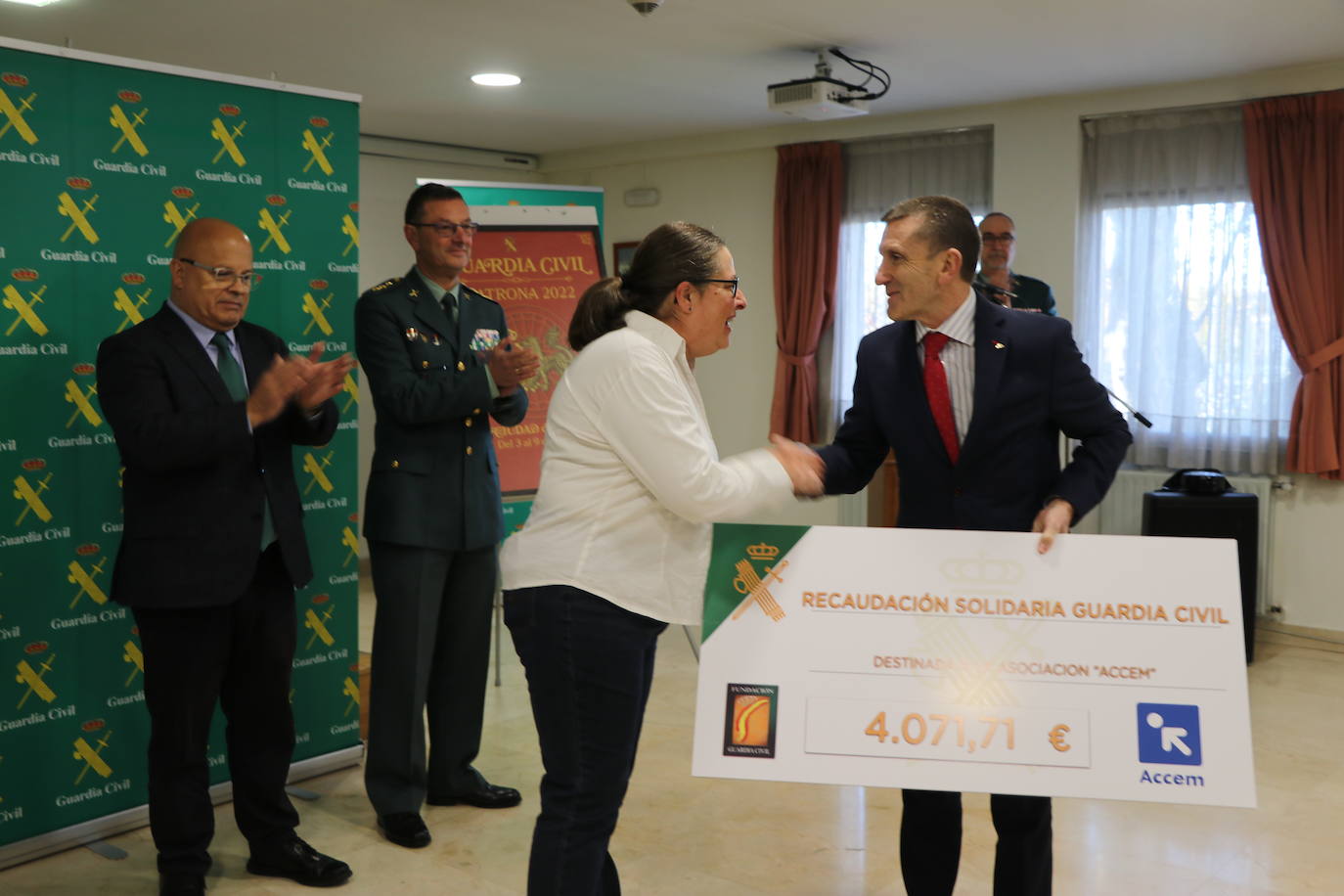 Acto de entrega por parte de la Guardia Civil de un donativo a la ONG ACCEM León con la cantidad recaudada con motivo de los actos de la Semana de la Guardia Civil celebrada en octubre.