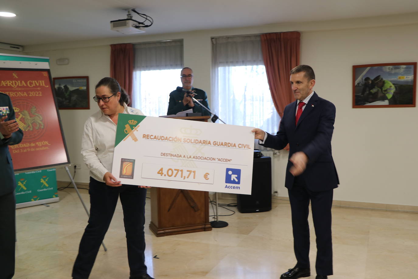 Acto de entrega por parte de la Guardia Civil de un donativo a la ONG ACCEM León con la cantidad recaudada con motivo de los actos de la Semana de la Guardia Civil celebrada en octubre.