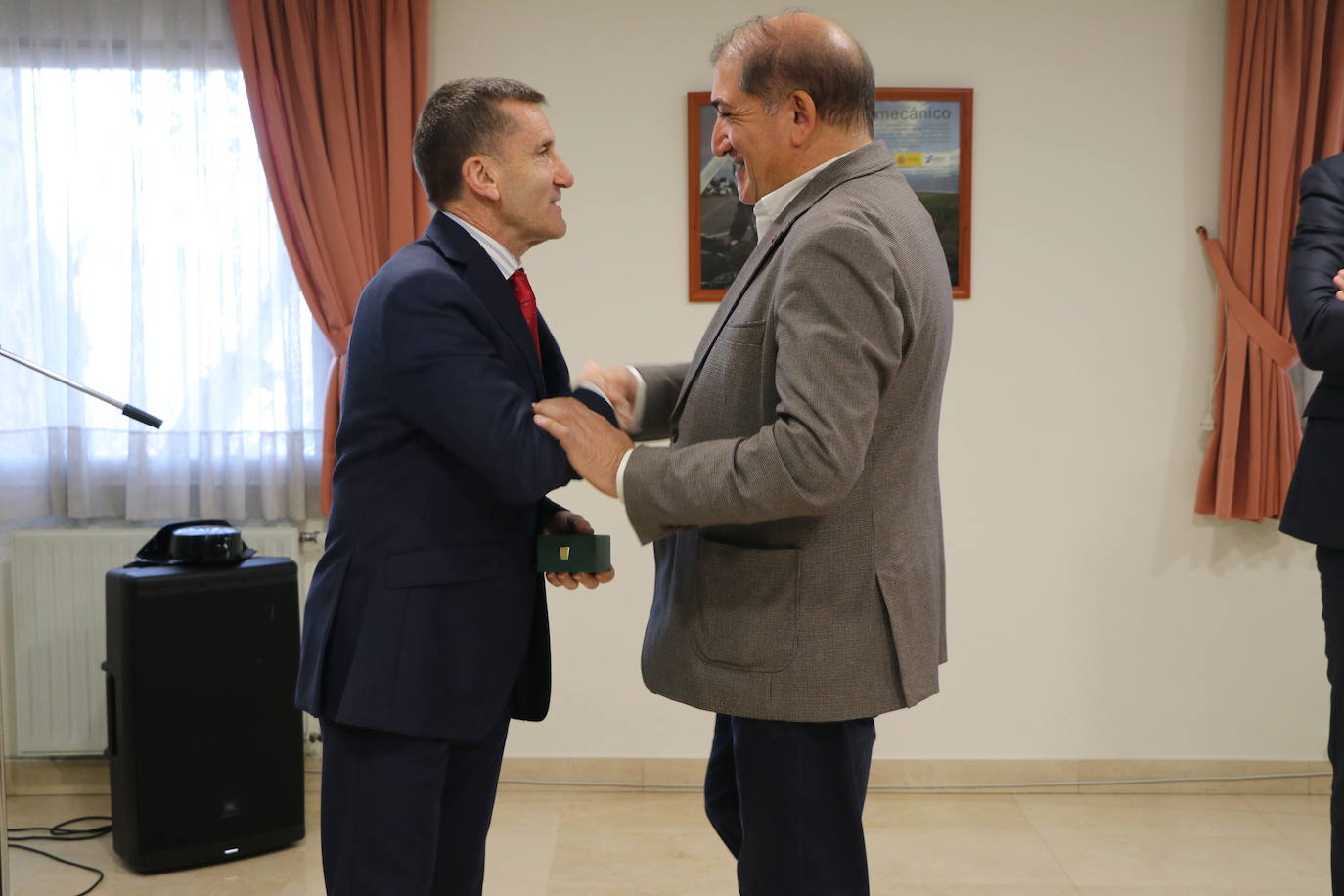 Acto de entrega por parte de la Guardia Civil de un donativo a la ONG ACCEM León con la cantidad recaudada con motivo de los actos de la Semana de la Guardia Civil celebrada en octubre.