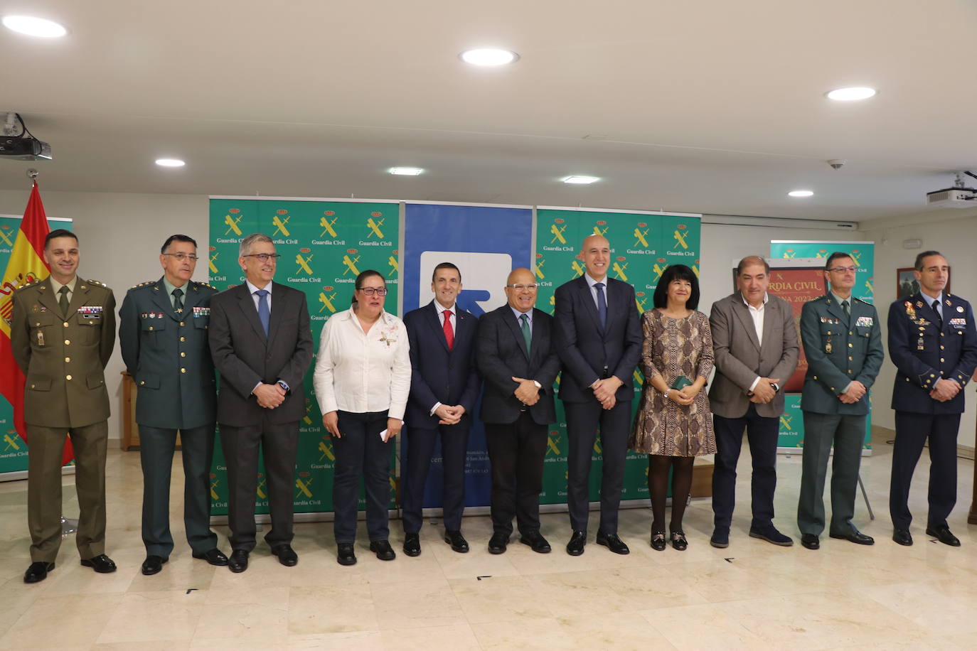 Acto de entrega por parte de la Guardia Civil de un donativo a la ONG ACCEM León con la cantidad recaudada con motivo de los actos de la Semana de la Guardia Civil celebrada en octubre.