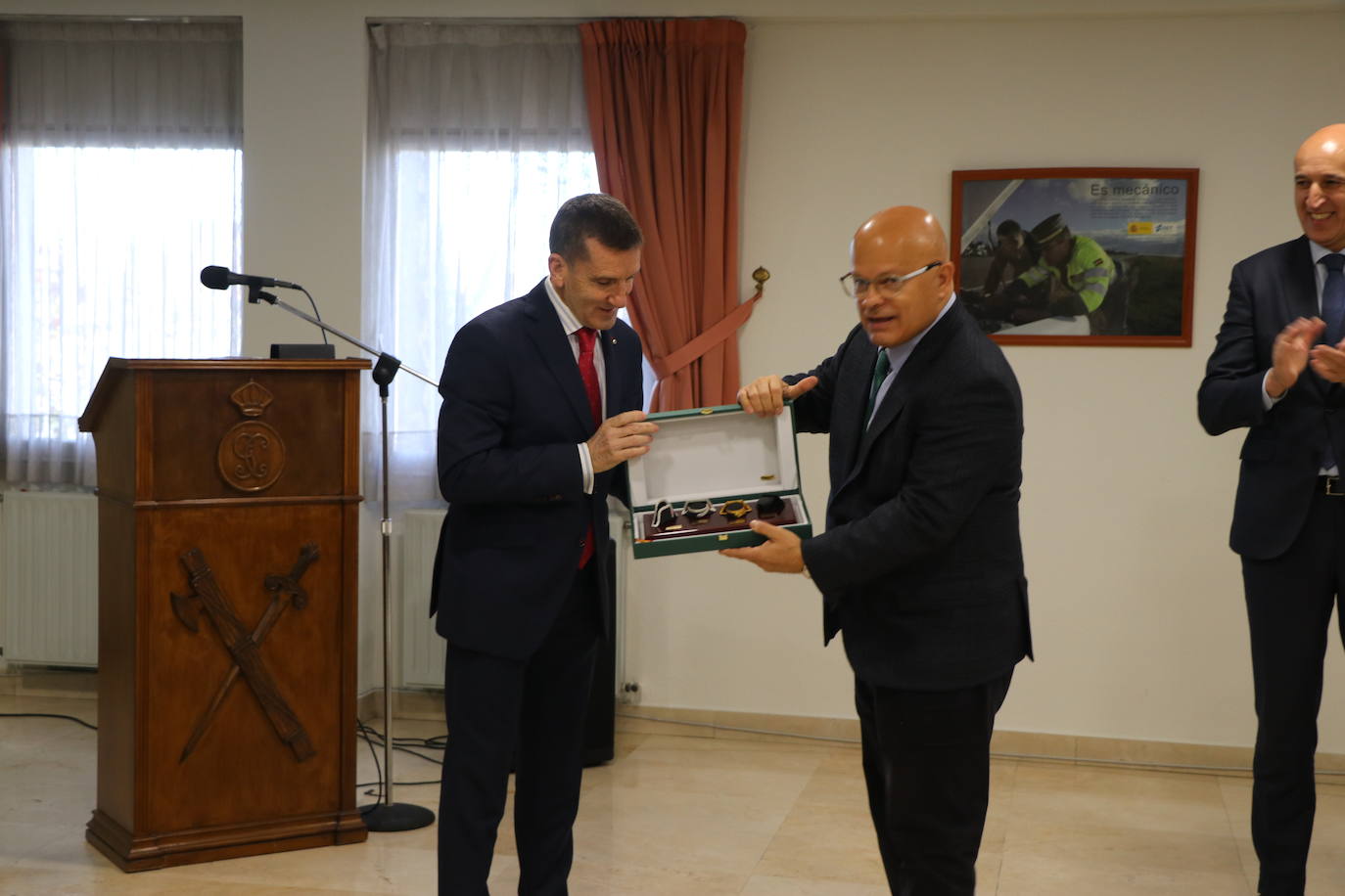 Acto de entrega por parte de la Guardia Civil de un donativo a la ONG ACCEM León con la cantidad recaudada con motivo de los actos de la Semana de la Guardia Civil celebrada en octubre.