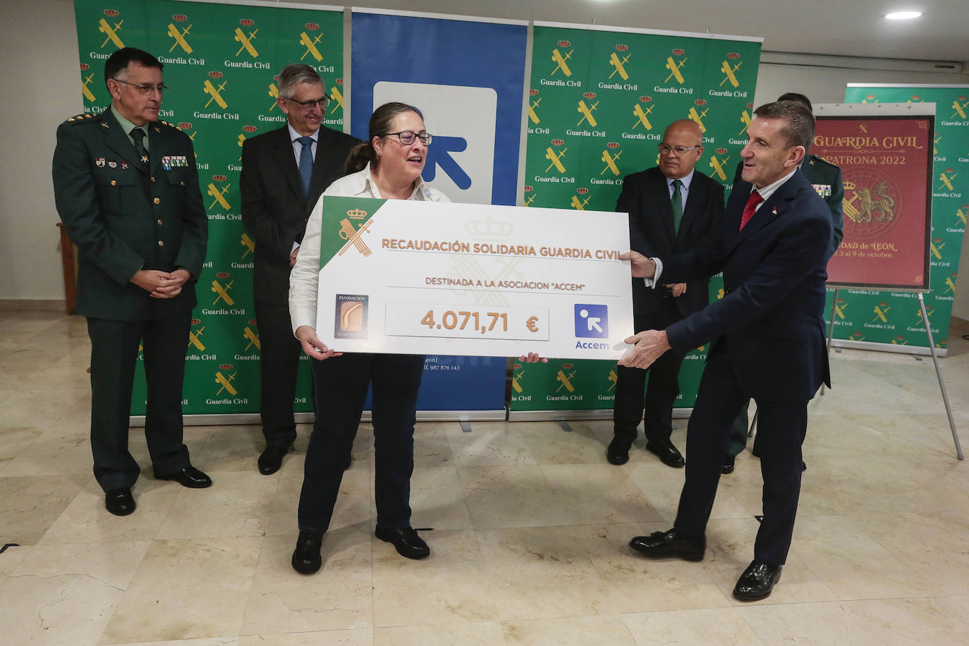 Acto de entrega por parte de la Guardia Civil de un donativo a la ONG ACCEM León con la cantidad recaudada con motivo de los actos de la Semana de la Guardia Civil celebrada en octubre.