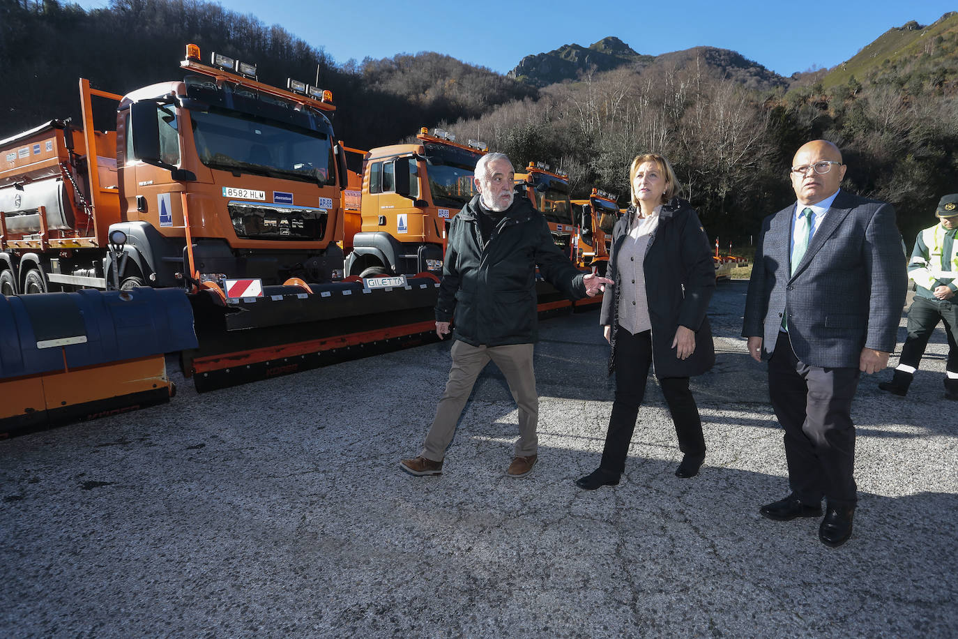 La delegada del Gobierno en Asturias, Delia Losa, y el subdelegado del Gobierno en León, Faustino Sánchez, se reúnen con el director general de Aucalsa, Eduardo Arrojo, para coordinar los protocolos de vialidad invernal. 