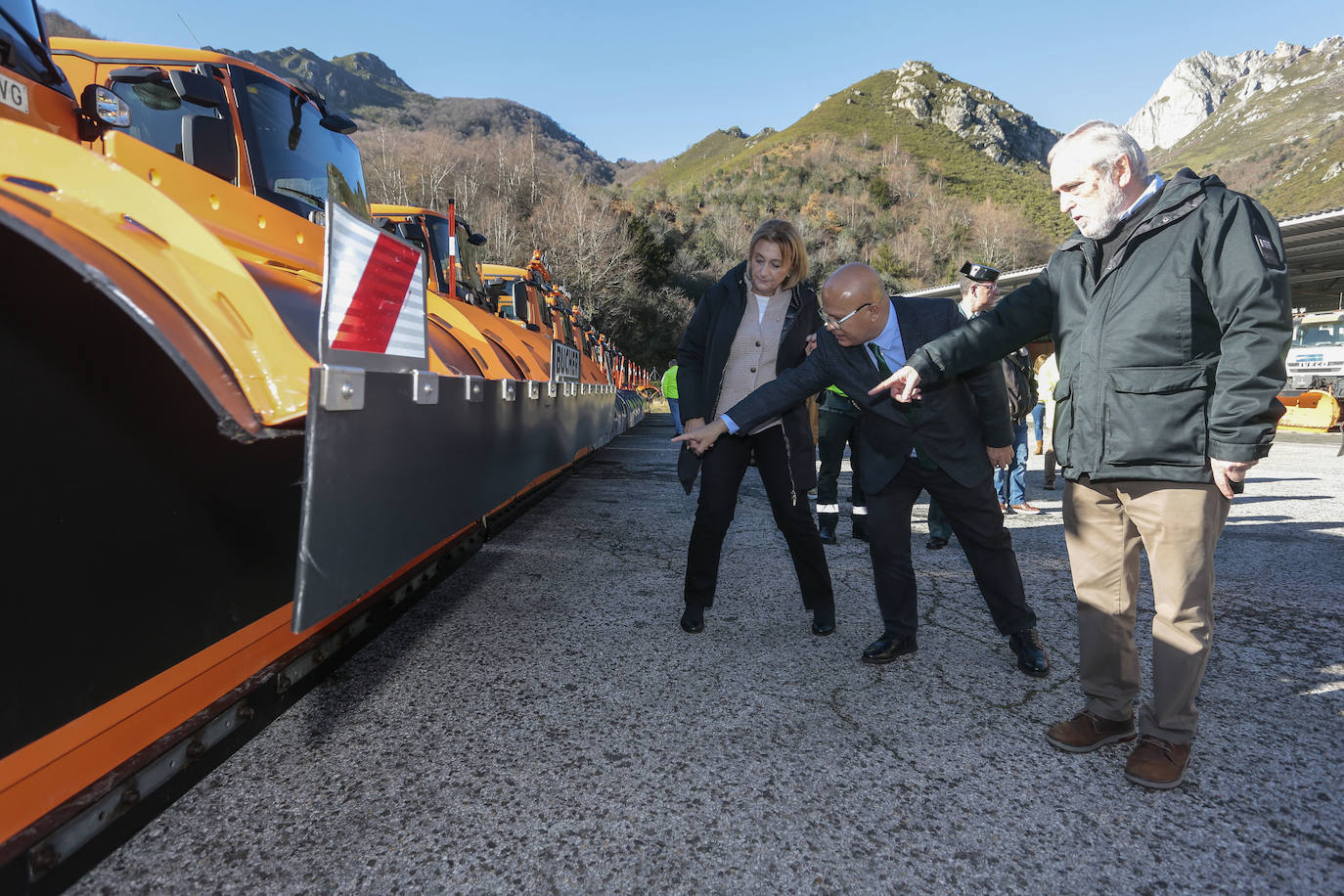 La delegada del Gobierno en Asturias, Delia Losa, y el subdelegado del Gobierno en León, Faustino Sánchez, se reúnen con el director general de Aucalsa, Eduardo Arrojo, para coordinar los protocolos de vialidad invernal. 